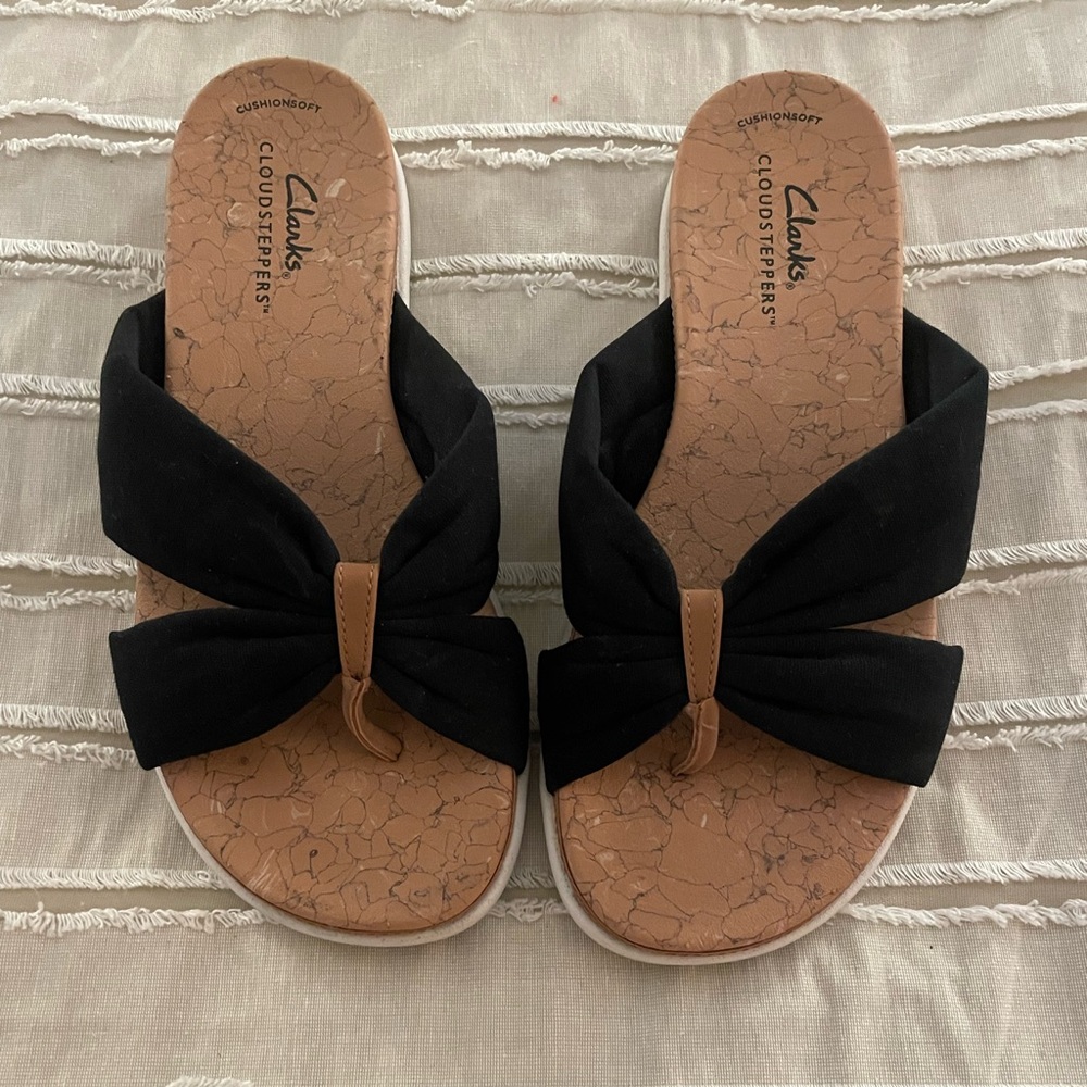 Clarks Cloudstepper black thong sandal - 6 1/2